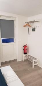 um quarto branco com uma janela e uma boca de incêndio em Gunnlaugsgata 3 em Borgarnes