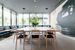 uma sala de jantar com mesa e cadeiras em Vessel Hotel Campana Susukino em Sapporo