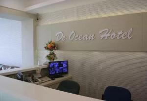 TV a/nebo společenská místnost v ubytování De Ocean Hotel