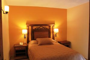 Un pat sau paturi într-o cameră la Hotel San Jose