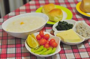 una mesa cubierta con tazones de comida con verduras y salsa en Smile Orange Homestay, en Dongshan