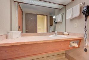 Koupelna v ubytování Redmond Inn + 22 fotografií