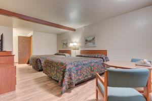 Habitación de hotel con 2 camas y mesa en Redmond Inn en Redmond
