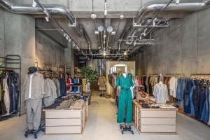 京都市にあるTSUGU 京都三条 by THE SHARE HOTELSの衣服棚展示物 +37枚の写真