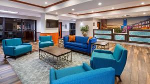 Lobbyn eller receptionsområdet på Best Western Plus Midwest City Inn & Suites