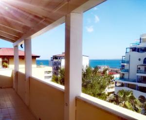 een balkon met uitzicht op de oceaan bij Casa Vacanza Mediterraneokr - AAUT in Crotone