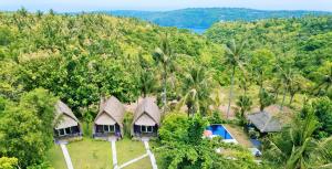 eine Luftansicht eines Resorts im Dschungel in der Unterkunft Namaste Bungalows in Nusa Penida