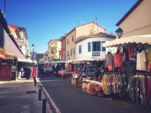 een straat met een markt met kleren te koop bij Villa du Cros in Cagnes-sur-Mer