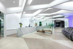 una hall con ufficio, reception e sedie di Imagine Lighthouse a Melbourne Altre 34 foto
