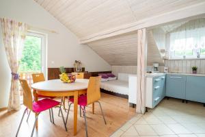 eine Küche und ein Esszimmer mit einem Tisch und Stühlen in der Unterkunft Cicha Dolina in Mienzebrosche