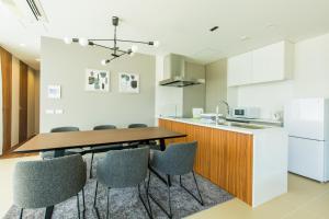 una cucina e una sala da pranzo con tavolo e sedie di Minn Umeda North ad Osaka