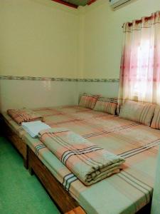 Un pat sau paturi într-o cameră la Bảo Hoàng HomeStay
