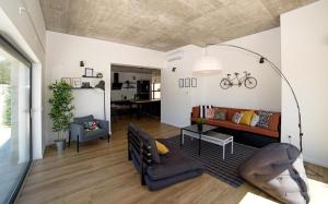 ein Wohnzimmer mit einem Sofa und einem Tisch in der Unterkunft Villa Pietra in Selca