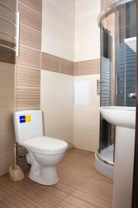 La salle de bains est pourvue de toilettes et d'un lavabo. dans l'établissement Monada Hotel & Hostel, à Oujhorod