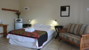 Una cama o camas en una habitación de Karoo-Koppie