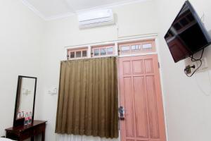 TV a/nebo společenská místnost v ubytování Monica Hotel Yogyakarta + 33 fotografií