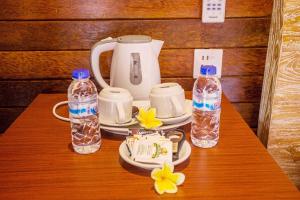 einen Tisch mit einem Wasserkocher und 2 Flaschen Wasser in der Unterkunft Dinatah Lembongan Villas in Nusa Lembongan