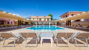 Bazén v ubytování La Terra Dei Sogni Country Hotel nebo v jeho okolí