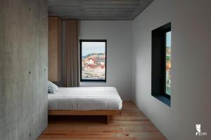 1 dormitorio con cama y ventana en Oh! Porto Apartments, en Vila Nova de Gaia