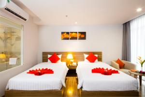 Postel nebo postele na pokoji v ubytování Maple Leaf Hotel & Apartment