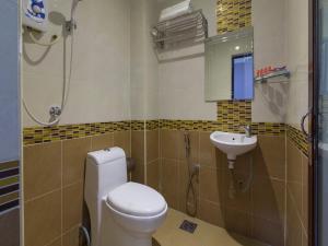 Ванна кімната в Super OYO 998 Queen City Hotel