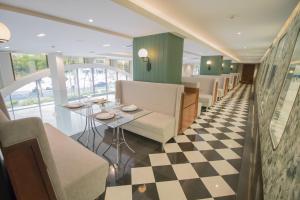 a dining room with a checkered floor at Justice Hotel in Bangkok