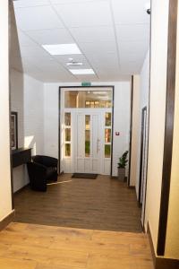 un couloir vide dans un immeuble de bureaux avec une porte dans l'établissement Monada Hotel & Hostel, à Oujhorod