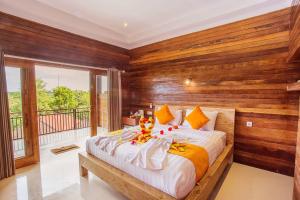 Ein Bett oder Betten in einem Zimmer der Unterkunft Dinatah Lembongan Villas