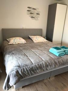 uma cama com duas almofadas num quarto em Res Apollo Nieuwpoort em Nieuwpoort