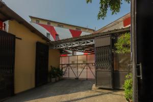 un garage vide avec deux portes et un bâtiment dans l'établissement SUPER OYO 866 Idola Residence, à Jakarta