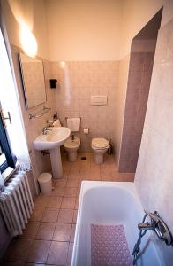 La salle de bains est pourvue d'une baignoire, de toilettes et d'un lavabo. dans l'établissement Hotel Ristorante Umbria, à Orvieto