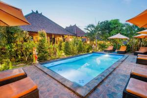 Der Swimmingpool an oder in der Nähe von Dinatah Lembongan Villas