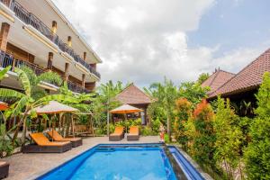 une villa avec une piscine et un complexe dans l'établissement Dinatah Lembongan Villas, à Nusa Lembongan