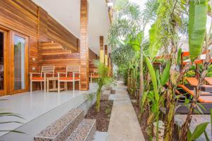 Ein Garten an der Unterkunft Dinatah Lembongan Villas
