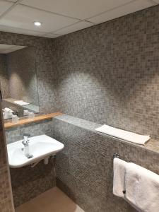 y baño con lavabo y espejo. en The Originals City - Hotel Restaurant A Pic, en Cherbourg-en-Cotentin