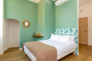 sypialnia z łóżkiem z niebieską ścianą w obiekcie Breteuil – Appart au Vieux Port w Marsylii