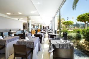 Reštaurácia alebo iné gastronomické zariadenie v ubytovaní Son Matias Beach - Adults Only