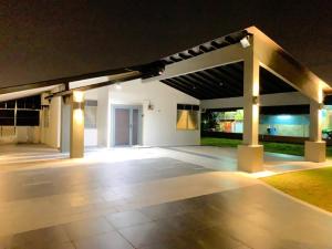 eine leere Garage in der Nacht mit Lichtern in der Unterkunft Traditional Villa with Modern Design 3R2B in Ipoh