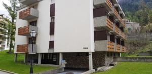 Un edificio con balcones a los lados. en Leuca 11, en Leukerbad 2 fotos más