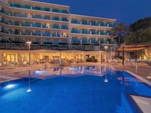 Bazén v ubytovaní Boutique Hotel H10 Blue Mar - Adults Only alebo v jeho blízkosti