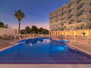 Bazén v ubytovaní Boutique Hotel H10 Blue Mar - Adults Only alebo v jeho blízkosti