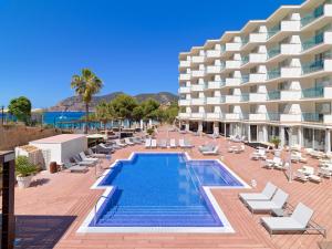 Bazén v ubytovaní Boutique Hotel H10 Blue Mar - Adults Only alebo v jeho blízkosti
