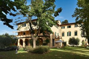 un grande edificio con un albero di fronte di Villa La Stella a Firenze