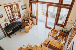 una vista aérea de una sala de estar con un piano en Nai's house - Homestay, en Thanh Hải