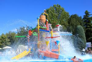 a water park with a water slide in the water at Camping Bella Italia in Peschiera del Garda