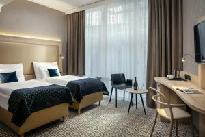Un pat sau paturi într-o cameră la Astoria Hotel