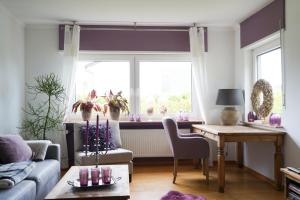 sala de estar con mesa y ventana en Ferienwohnung Zeilfelder, en Hirschberg an der Bergstraße