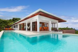Villa con piscina frente a una casa en Private Holiday House, en Tangangge