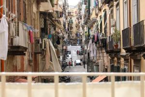 un callejón entre edificios en una ciudad en Speranzella 86, en Nápoles