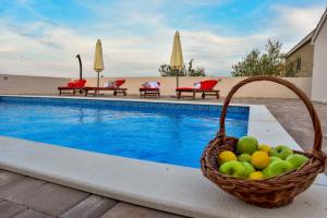 Bazén v ubytovaní Villa Maslina with private pool on quiet location - by TA Leut Agency alebo v jeho blízkosti
